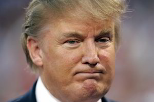 D. Trumpas pritaria pasiūlymui uždrausti automatiniu režimu leidžiančius šaudyti įtaisus