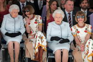Užfiksuota, kaip Elizabeth II su Anna Wintour jaukiai šnekučiuojasi apie madą