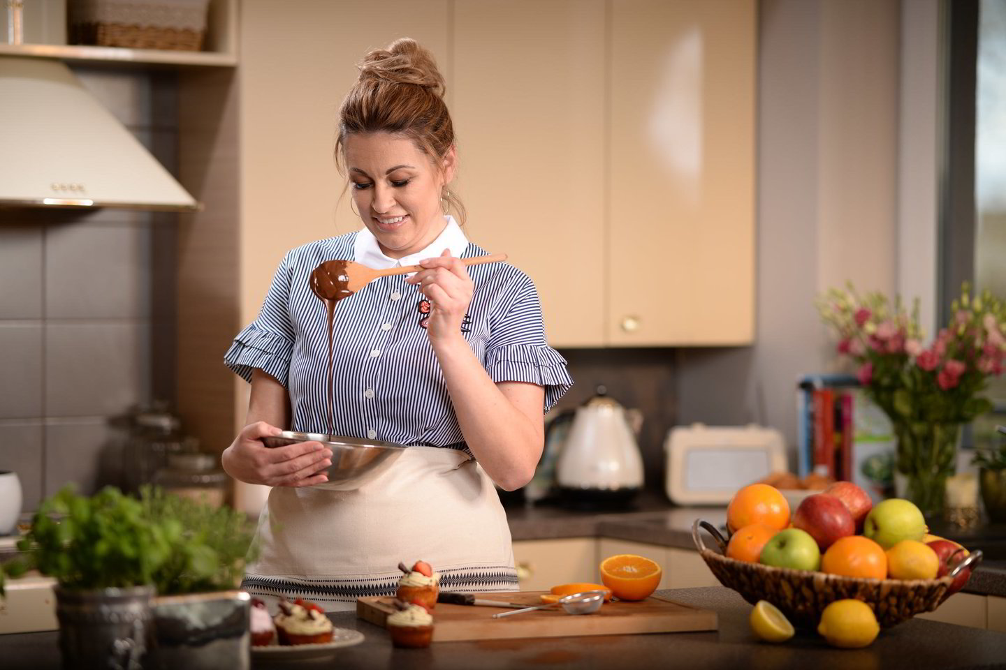  Maisto tinklaraščių „Skanus gyvenimas“ ir „Maisto klubas“ kūrėja, kulinarinės TV3 laidos „Virtuvės istorijos“ vedėja, šefė Ilona Juciūtė - Čibirkienė neseniai pristatė savo pirmąją receptų knygą.<br> TV3 nuotr. 