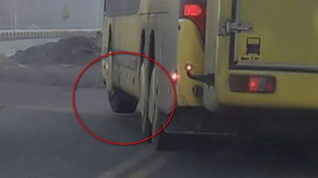 Kelyje nufilmavo keistą autobuso važiavimą – nepatikėjo tuo, ką mato
