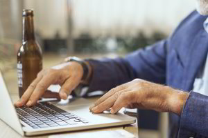 Rusai sugalvojo planą – degtinę ėmė dalinti veltui