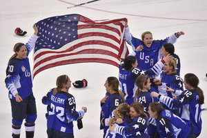 Moterų ledo ritulio olimpinėmis čempionėmis tapo amerikietės 