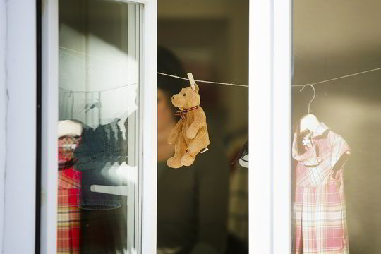 Keturmečiam sūnui trenkė į galvą ir pastūmė į sieną