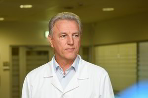 Piktnaudžiavimu įtariamas Santaros klinikų vadovas nušalintas nuo pareigų