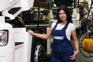 „Kamaz“ savo gamyklos darbuotojas pavertė sekso simboliais