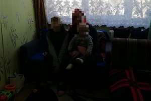 Neregėtas skurdas: vienuolikmetis pamokas ruošia klūpėdamas