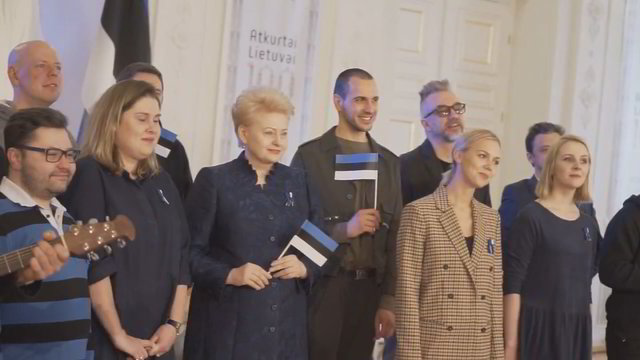 Prezidentė kartu su būriu Lietuvos garsenybių šiltai pasveikino Estiją
