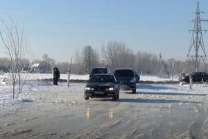 Potvynio iškankintiems rusniškiams šalčiai dovanojo ledo kelią