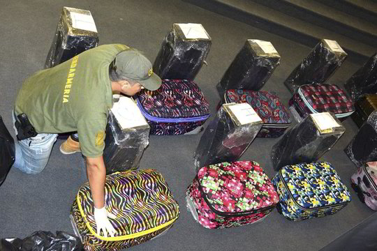 Diplomatiniu paštu narkotikus siekę išsiųsti nusikaltėliai įkliuvo patys