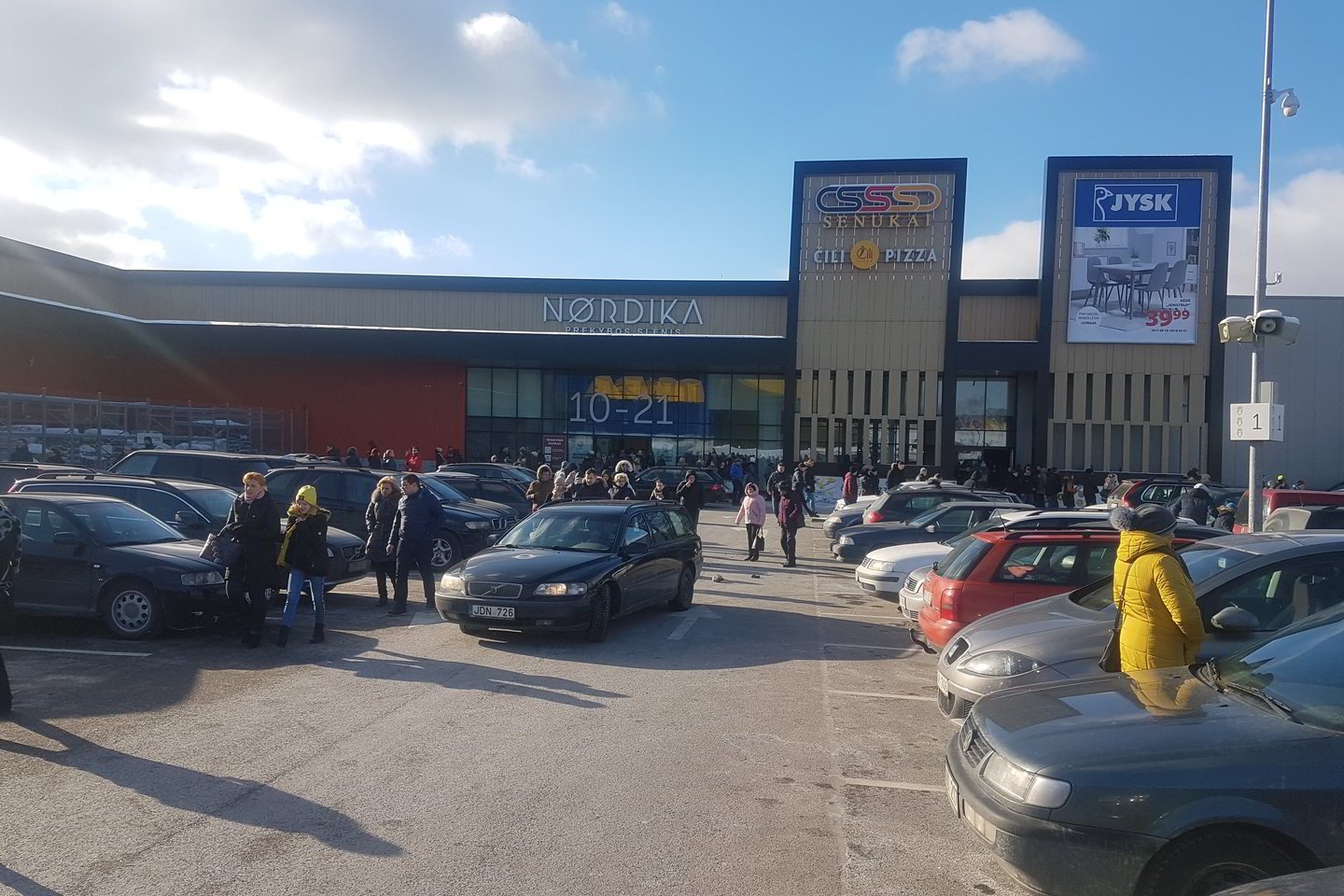  „Nordikos“ lankytojams šeštadienį teko skubiai palikti parduotuves. <br> Skaitytojos Ramintos nuotr. 