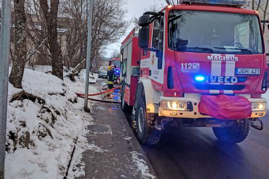Ugniagesys paaiškino, kokią didžiausią klaidą daro krosnis kūrenantys žmonės