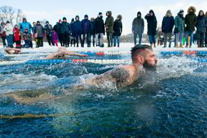Spaudžiant šalčiui drąsuoliai Trakuose nėrė į ledinį vandenį