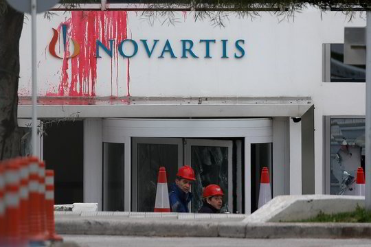 Anarchistai Atėnuose apniokojo papirkimu įtariamos vaistų kompanijos pastatą