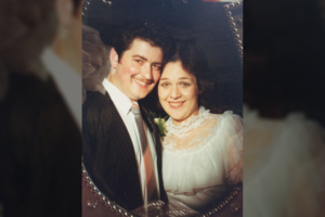 Vyro netekusi jauna moteris naują meilę sutiko jo laidotuvėse