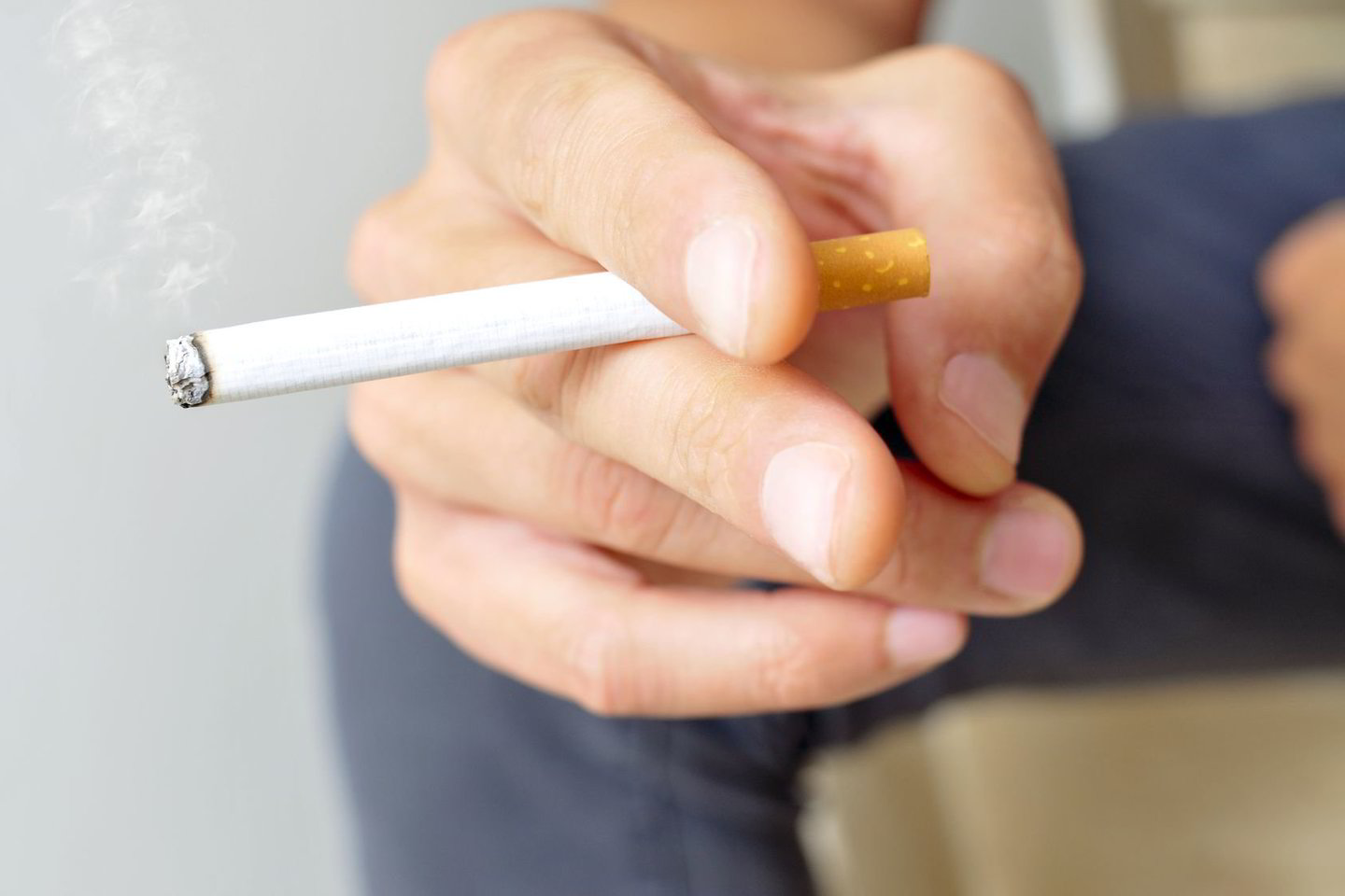  Cigarečių teršalai gali įsigerti į baldus ir taip pat kenkti sveikatai.<br> 123rf.com nuotr.