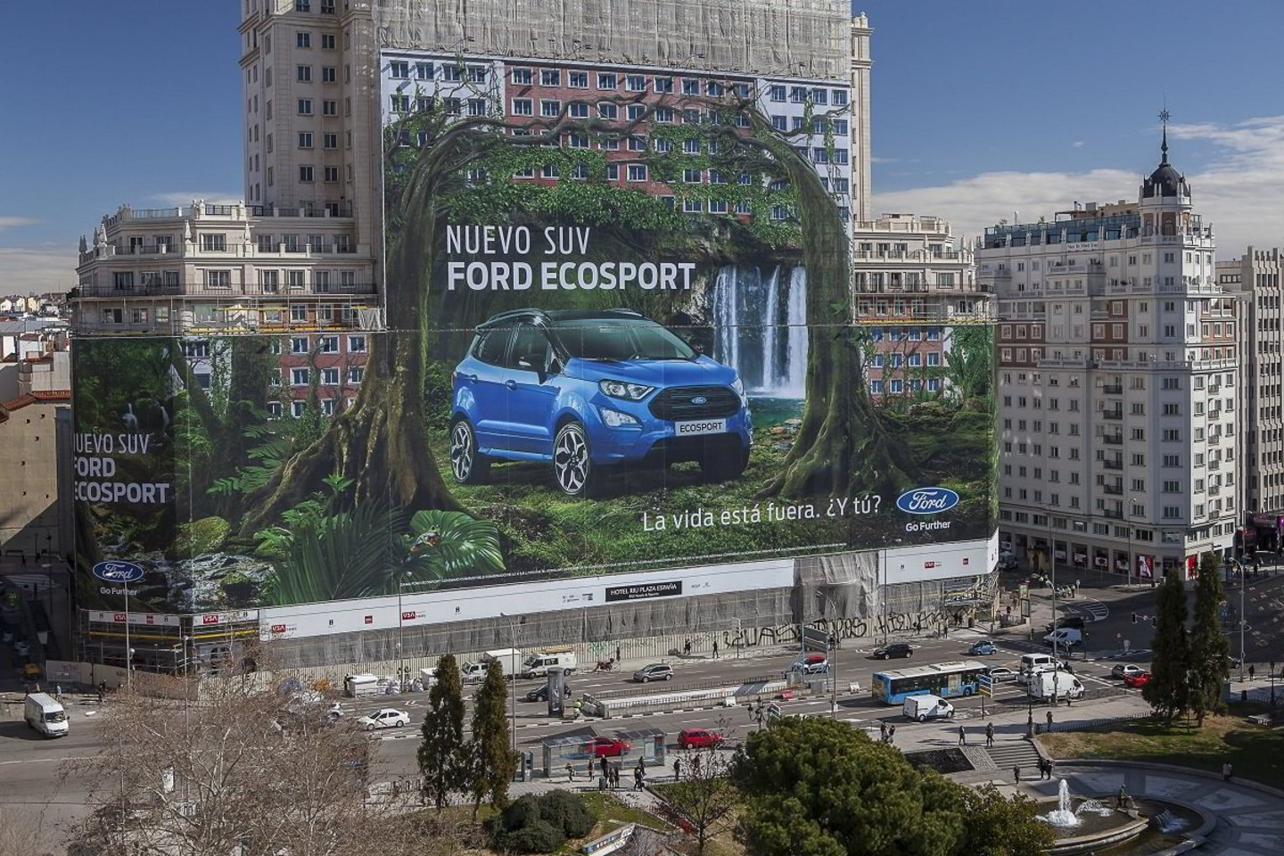  Kompaktišką visureigį „Ford" pristatė visiškai nekompaktiškoje reklamoje.<br> Gamintojo nuotr.