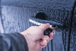 Užšalo mašinos durys? Geriausi būdai patekti į vidų