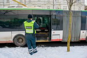 Košmaras Vilniaus centre: iškritusį pro duris vyrą pervažiavo autobusas