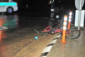 Vairuotojo poelgis šokiravo – senyvo amžiaus dviratininką paliko šalikelėje