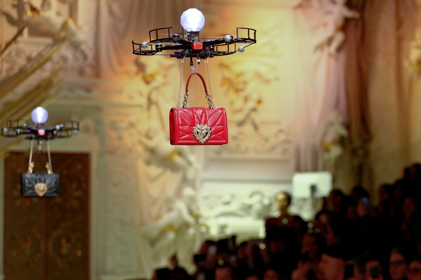  Naujausią mados namų „Dolce &amp; Gabanna” rankinių kolekciją ant podiumo pristatė dronai.<br> Reuters / Scanpix nuotr.