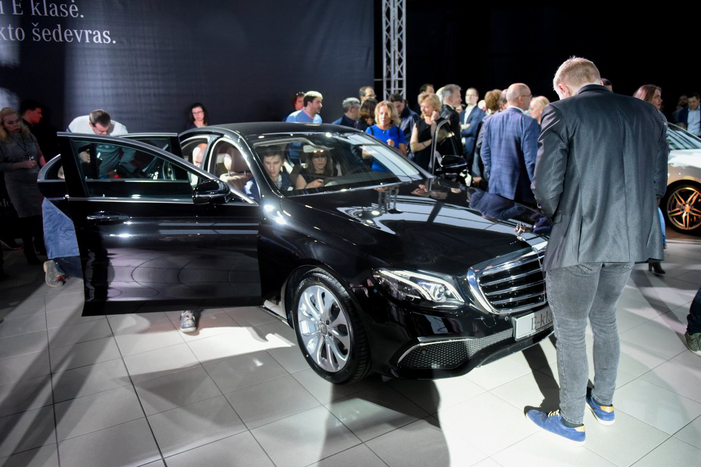 „Mercedes-Benz" yra Vokietijos automobilių pramonės simbolis, todėl vokiečiai itin atsargiai žiūri į investuotoją iš Kinijos.<br>D.Umbraso nuotr.