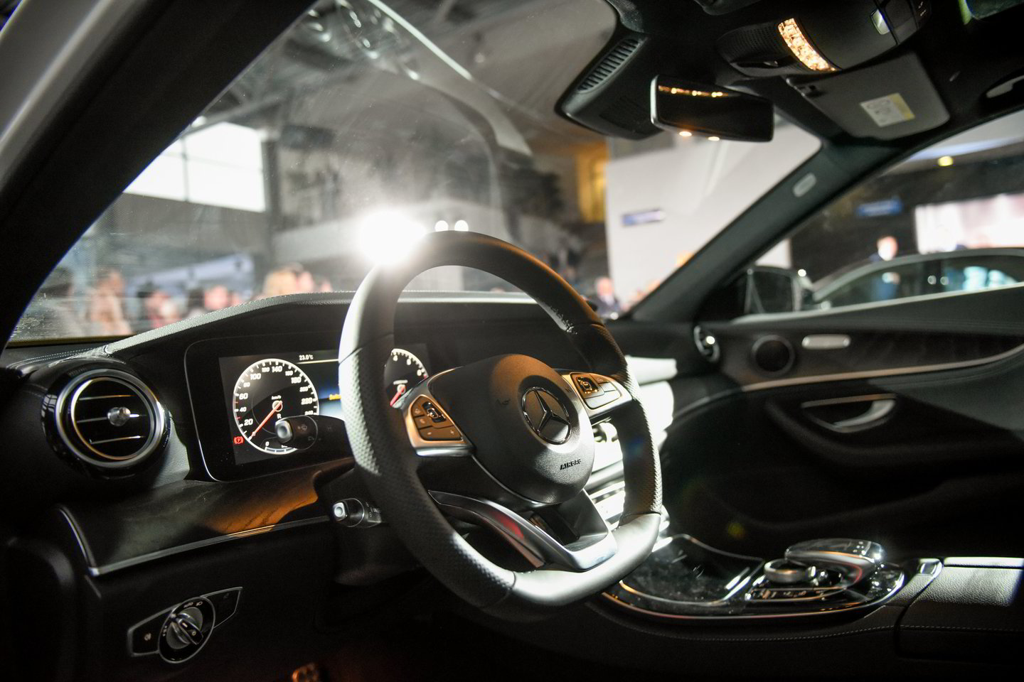 „Mercedes-Benz" yra Vokietijos automobilių pramonės simbolis, todėl vokiečiai itin atsargiai žiūri į investuotoją iš Kinijos.<br>D.Umbraso nuotr.