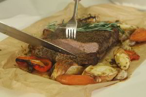 Minkštas ir sultingas jautienos kepsnys su keptomis ir šviežiomis daržovėmis