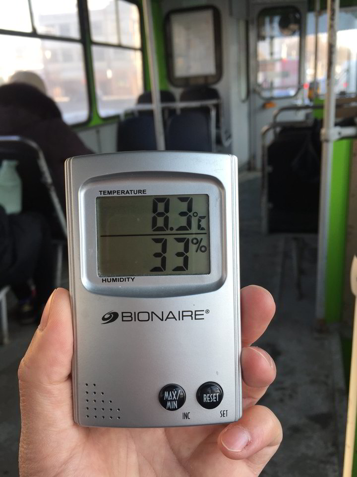  Kaunietis nusprendė pamatuoti, kokia temperatūra yra viešajame transporte.<br> Skaitytojo nuotr.