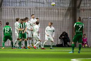 Šaltis verčia futbolo A lygą mačus kelti po stogu