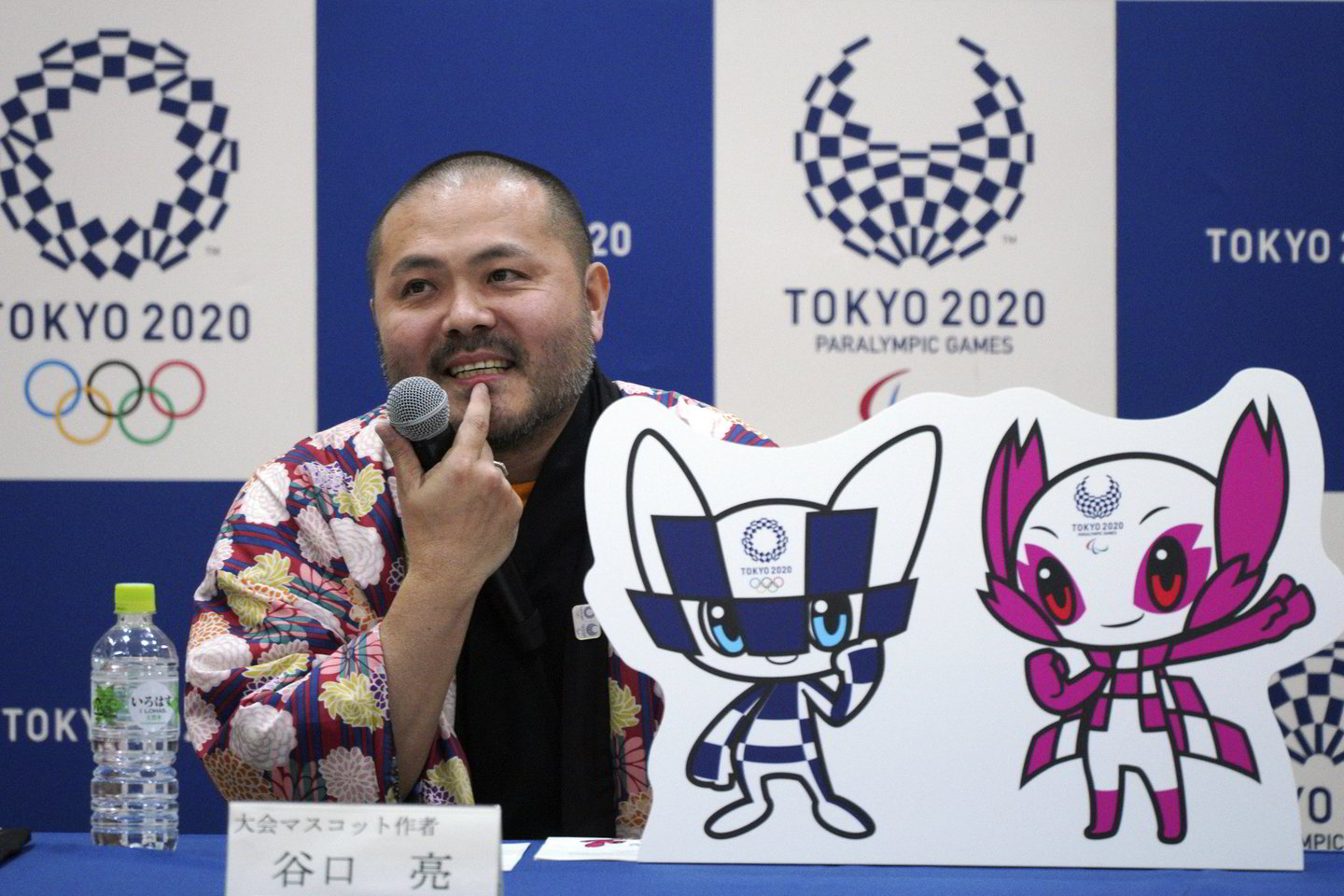 Japonų moksleiviai išrinko ilgai lauktą 2020-ųjų vasaros olimpinių žaidynių talismaną: juo tapo „ypatingų galių“ turintis mėlynais ir baltais langeliais išmargintas futuristinis personažas smailiomis ausimis <br> AP nuotr.