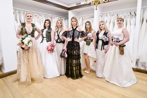 „Misija: vestuvės“ finalistės sužibėjo fotosesijoje – sukneles papuošė tikri karių atributai