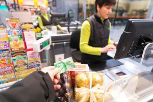 Alkoholio pardavimo ribojimai padarė savo: vienas prekybos tinklų keičia darbo laiką