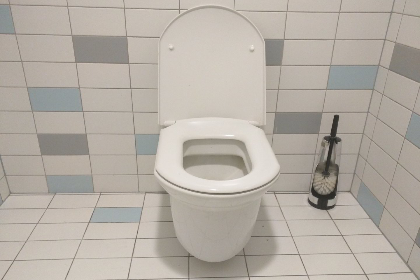 Prekybos centro tualete užmigęs vyriškis skundžiasi, kad jį suspardė apsaugininkas.
