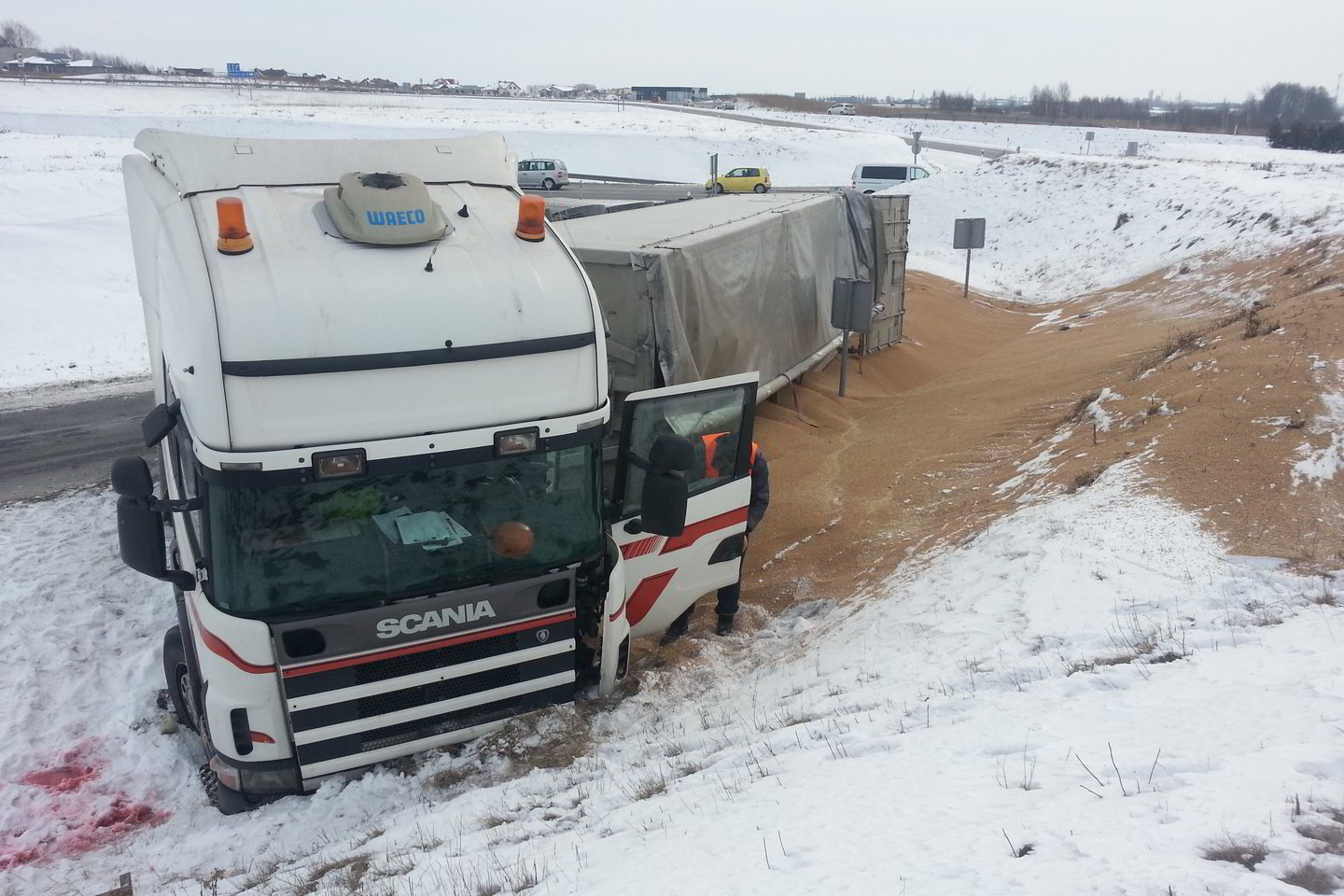 Klaipėdos pakraštyje apvirto grūdus vežęs vilkikas.