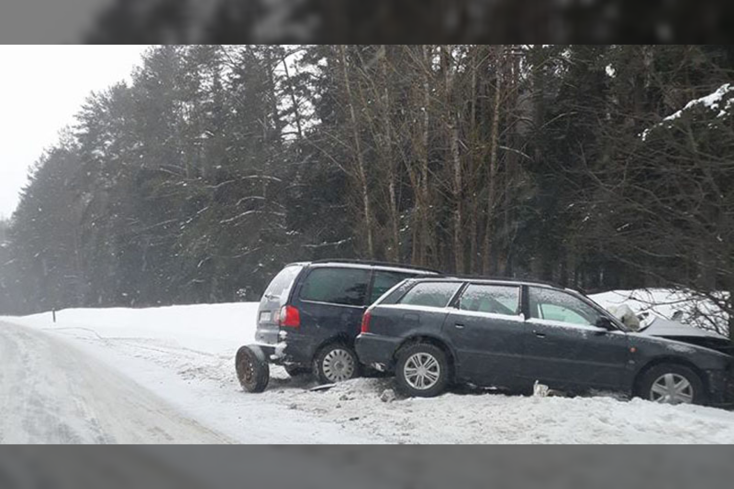 Greta Vilniaus slidžiame kelyje susidūrė du automobiliai.