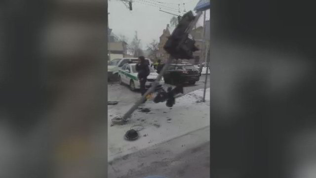 Dėl gausaus sniego Vilniuje pasipylė avarijos: žiūrovė nufilmavo vieną jų