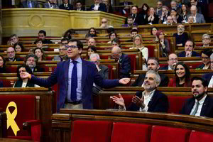 Katalonijos parlamentas smerkia Madrido „autoritarizmą“ ir gina Carlesą Puigdemont'ą