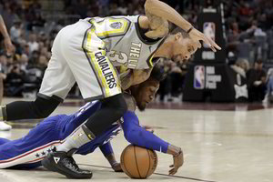 Kamuolį į nugarą varžovui trenkęs NBA žaidėjas buvo išvarytas