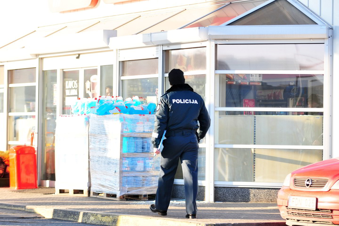 Girtas vairuotojas buvo sulaikytas degalinėje. Jo automobilis nutraukė dujų žarną.