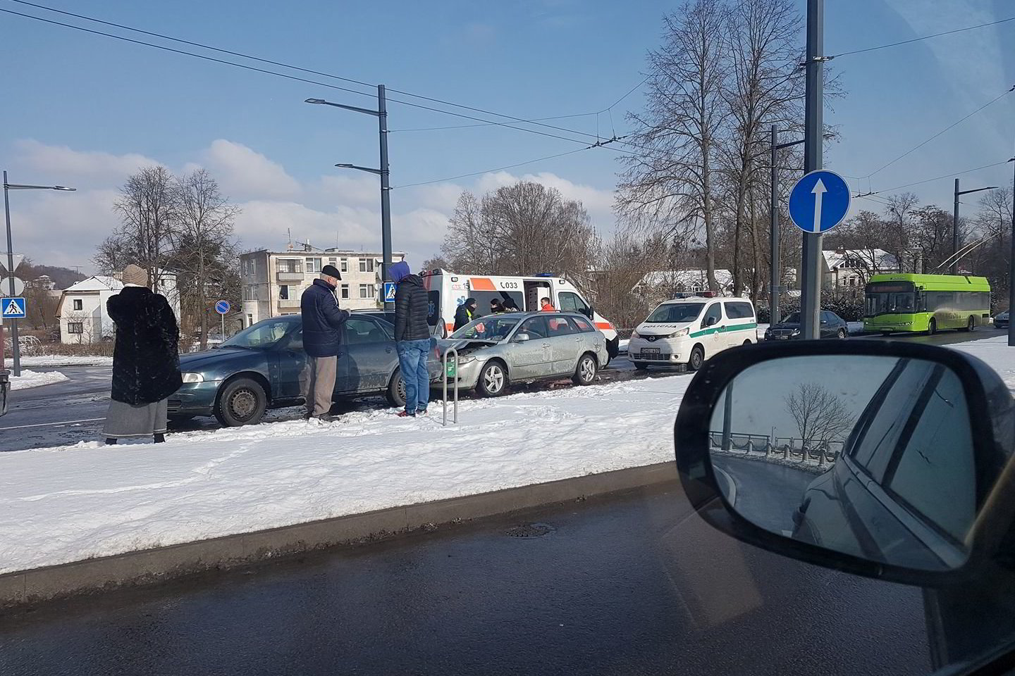  Kaune penktadienį kilo mažiausiai dvi eismo nelaimės. Viena jų sustabdė troleibusų eismą. <br> Kur stovi policija Kaune nuotr.