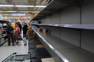 Taivane tualetinio popieriaus krizė: lentynos – lyg iššluotos