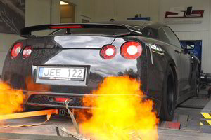 Apgaulingas kauniečių kūrinys: „Nissan“ spjaudo ugnimi ir slepia neįtikėtiną galią