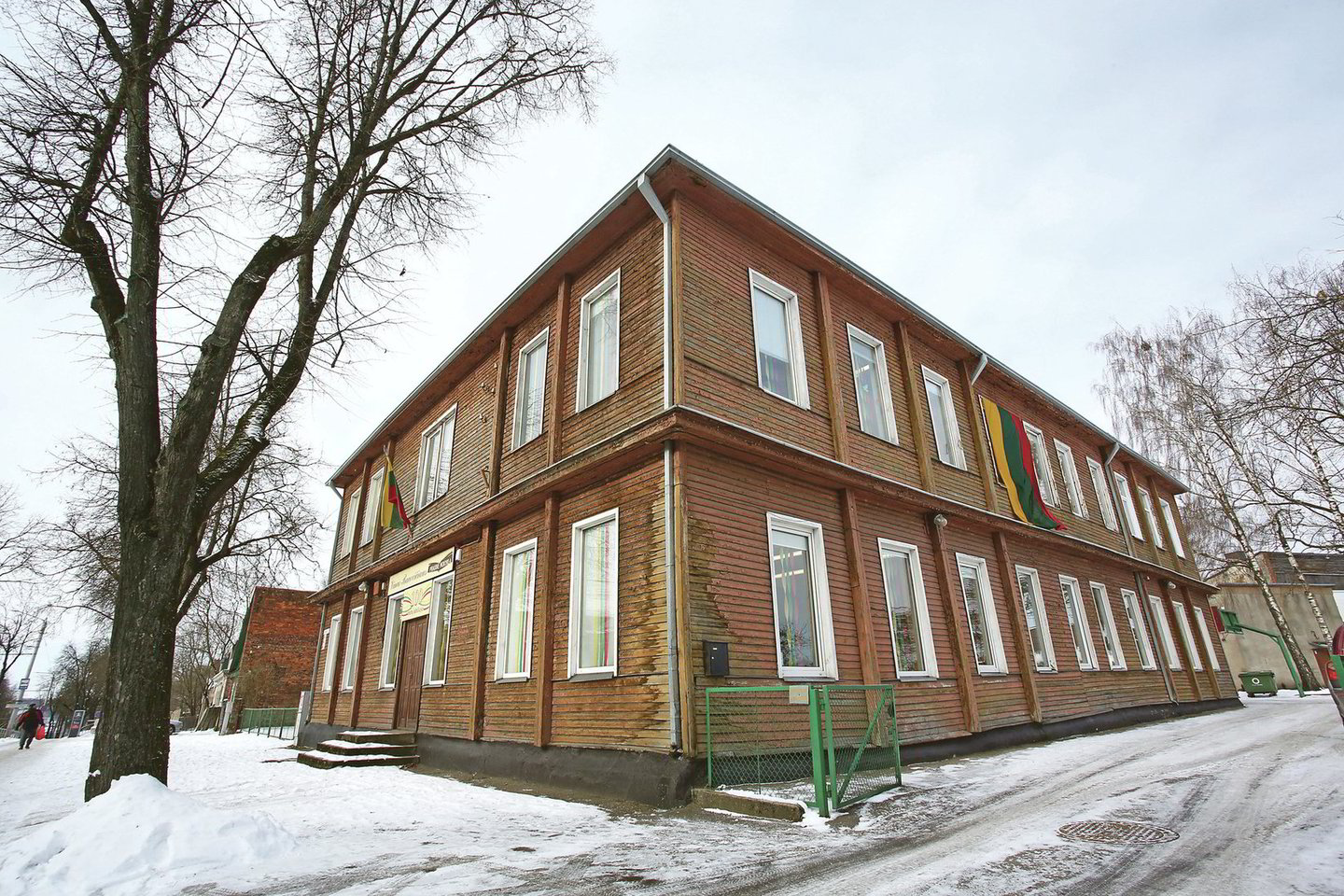 Mokykla, kurioje telpa apie 200 mokinių, nuo pat įsikūrimo veikė sename mediniame pastate, kuriam reikalinga kapitalinė renovacija.