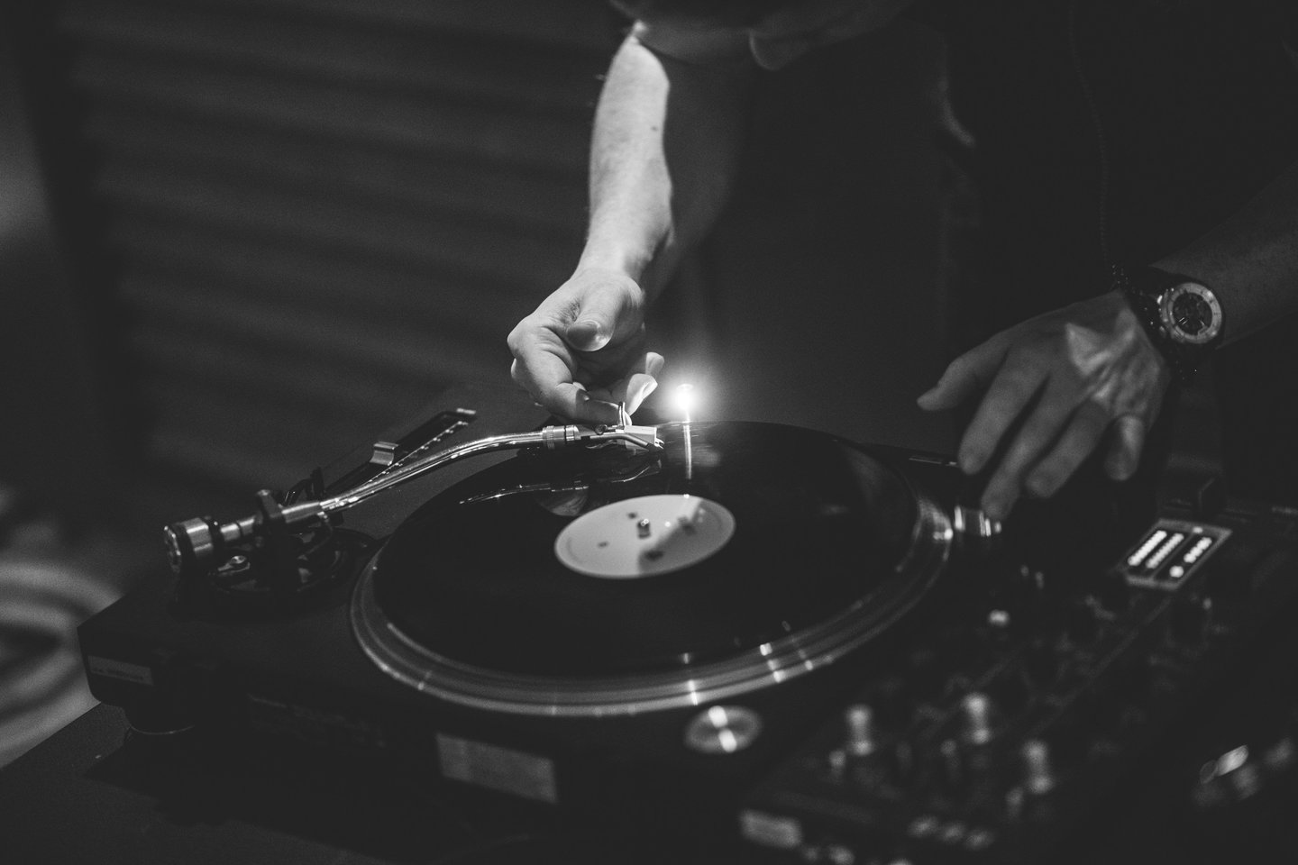 Vinilinių plokštelių muzika kvietė į šokių aikštelę.