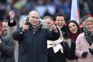 Vladimiras Putinas savo kampanijos mitinge žada „pergales“