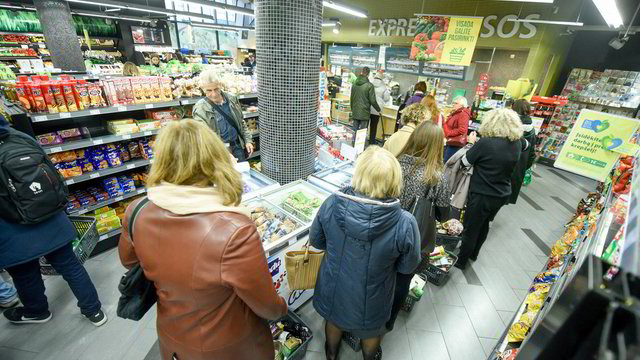 Ima pavyzdį iš lenkų: parduotuvių darbuotojai nebenori dirbti sekmadieniais