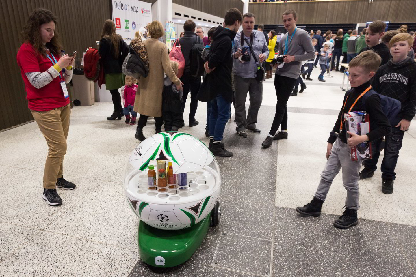 Lietuvių sukurtas robotas - gėrimų kioskas Mio.<br> Martyno Ambrazo nuotr.