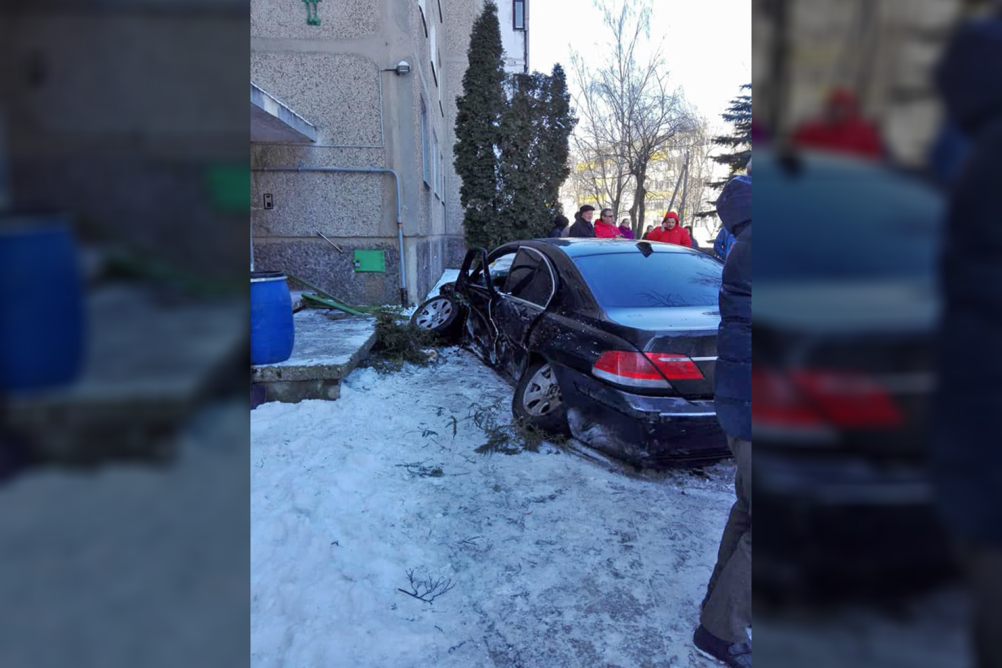 Marijampolėje nesuvaldytas BMW išvartė kelio ženklus ir rėžėsi į daugiabučio sieną.