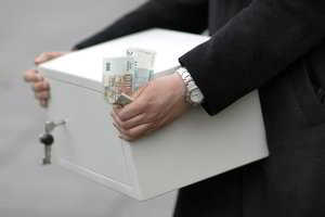 Skolų valstybei nemokantiems siūloma nurėžti dalį socialinių išmokų