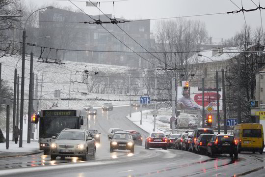 Sekmadienio pavakarę – dalis kelių yra slidūs